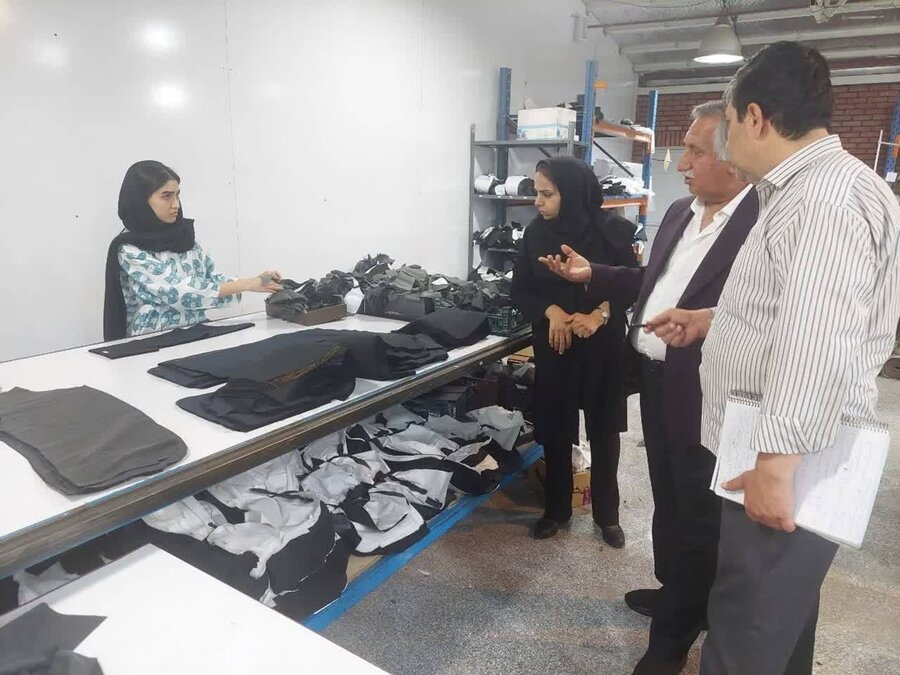 شهرری | بازدید معاون توسعه کارآفرینی و اشتغال بهزیستی شهرستان از کارخانه تولید پوشاک