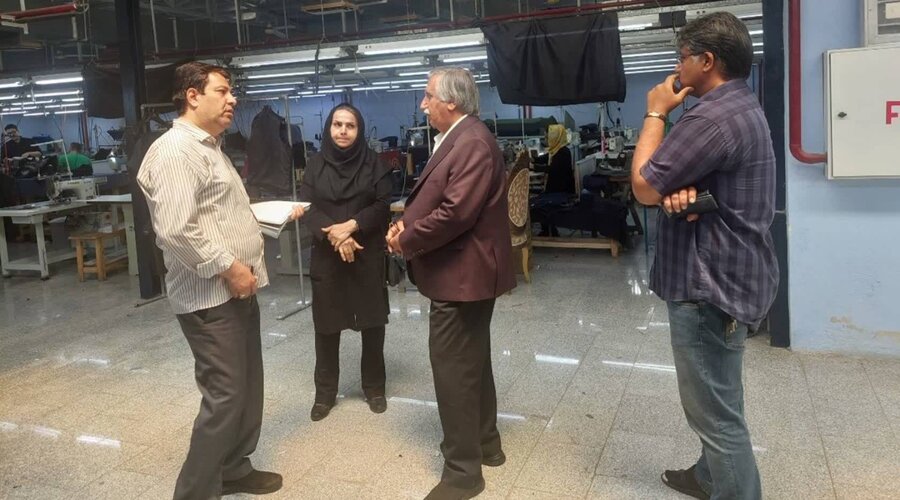 شهرری | بازدید معاون توسعه کارآفرینی و اشتغال بهزیستی شهرستان از کارخانه تولید پوشاک